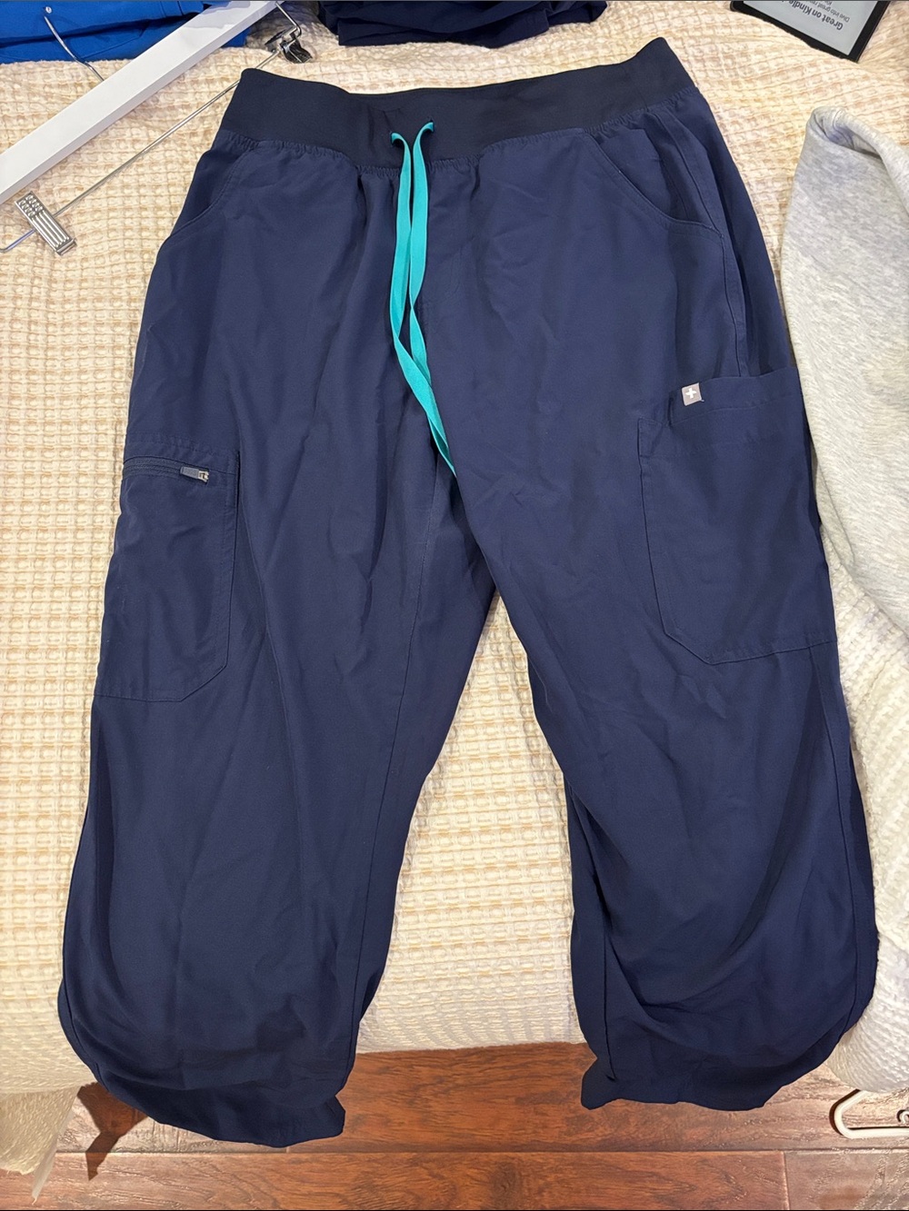 FIGS women’s Navy blue with teal ties yola skinny’s FREEX material
Medium petite